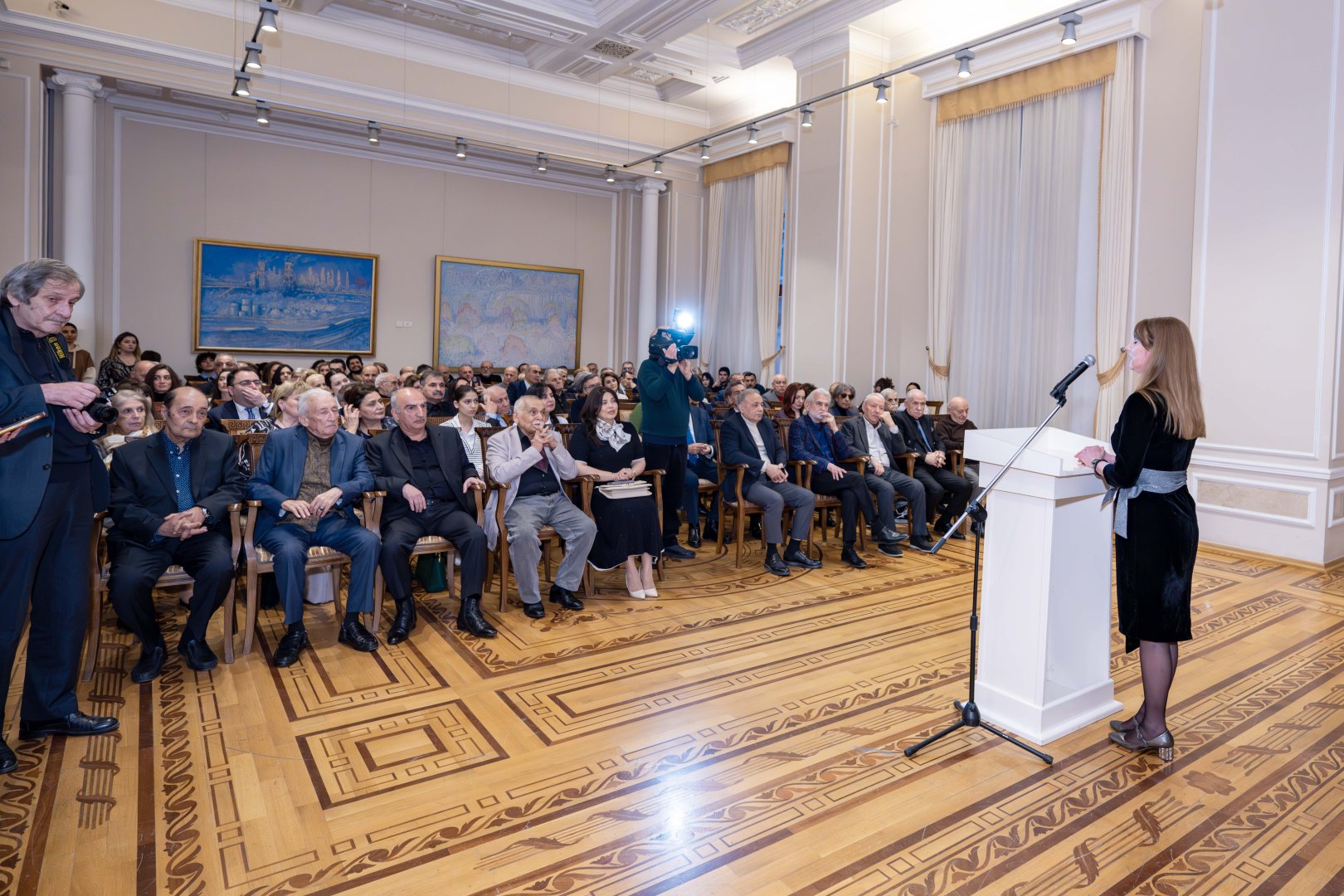 На крыльях мечты Сируса Мирзазаде - женские портреты на фоне интерьеров и пейзажей (ФОТО)