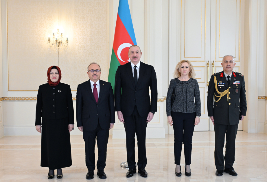 Президент Ильхам Алиев принял верительные грамоты новоназначенного посла Турции в Азербайджане (ФОТО)