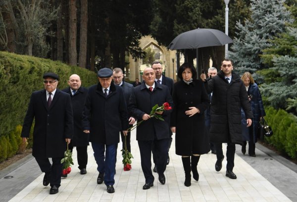 Belarusian MPs visit Alleys of Honors and Martyrs in Azerbaijan's Baku (PHOTO)