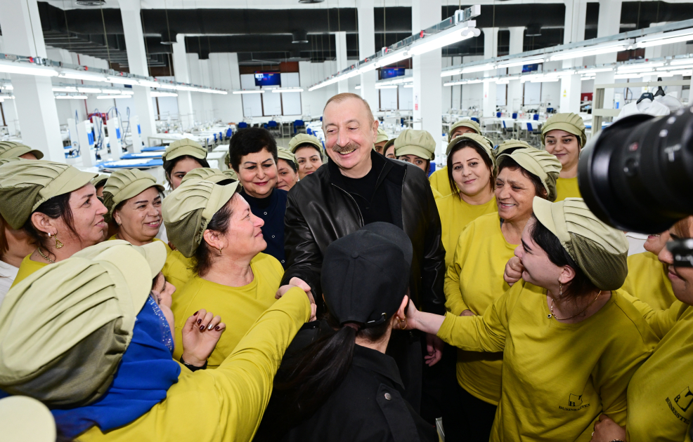 Президент Ильхам Алиев ознакомился с деятельностью Ханкендинской швейной фабрики (ФОТО)