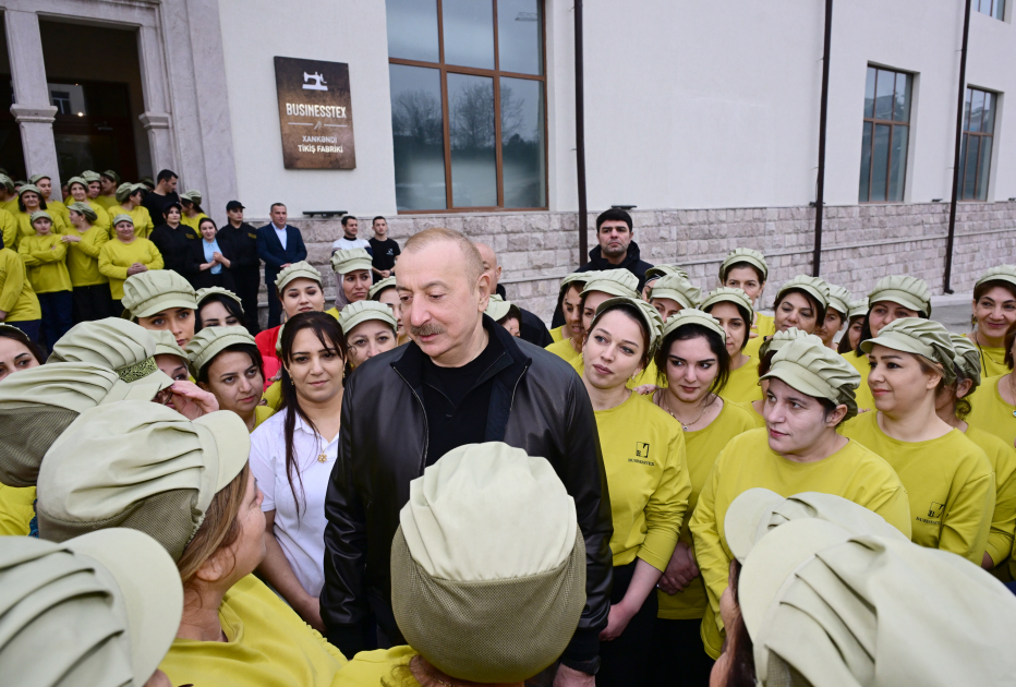Президент Ильхам Алиев ознакомился с деятельностью Ханкендинской швейной фабрики (ФОТО)