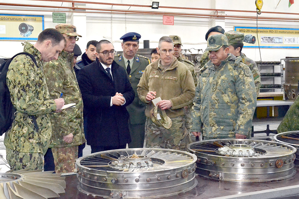 Военные атташе посетили авиаремонтный завод ВВС Азербайджана (ФОТО)