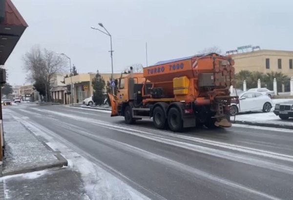 В Баку продолжаются работы по уборке снега (ФОТО)