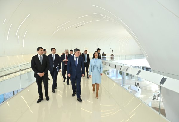 Премьер-министр Казахстана посетил Центр Гейдара Алиева в Баку (ФОТО)