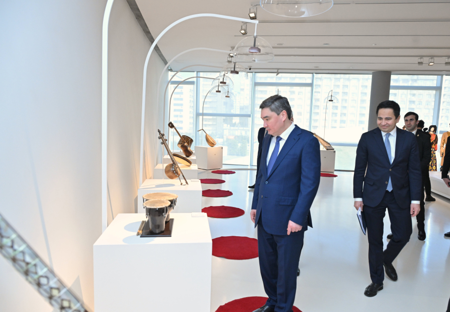 Премьер-министр Казахстана посетил Центр Гейдара Алиева в Баку (ФОТО)