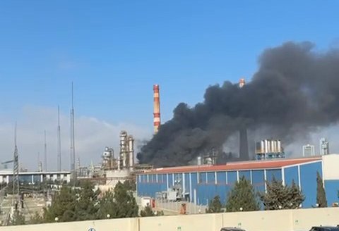 На место пожара на нефтеперерабатывающем заводе в Баку привлечены сотрудники МЭПР