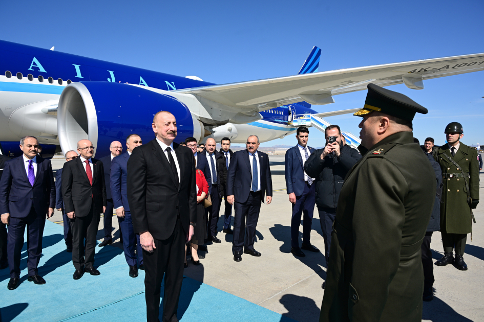 Президент Ильхам Алиев прибыл с рабочим визитом в Турцию (ФОТО)