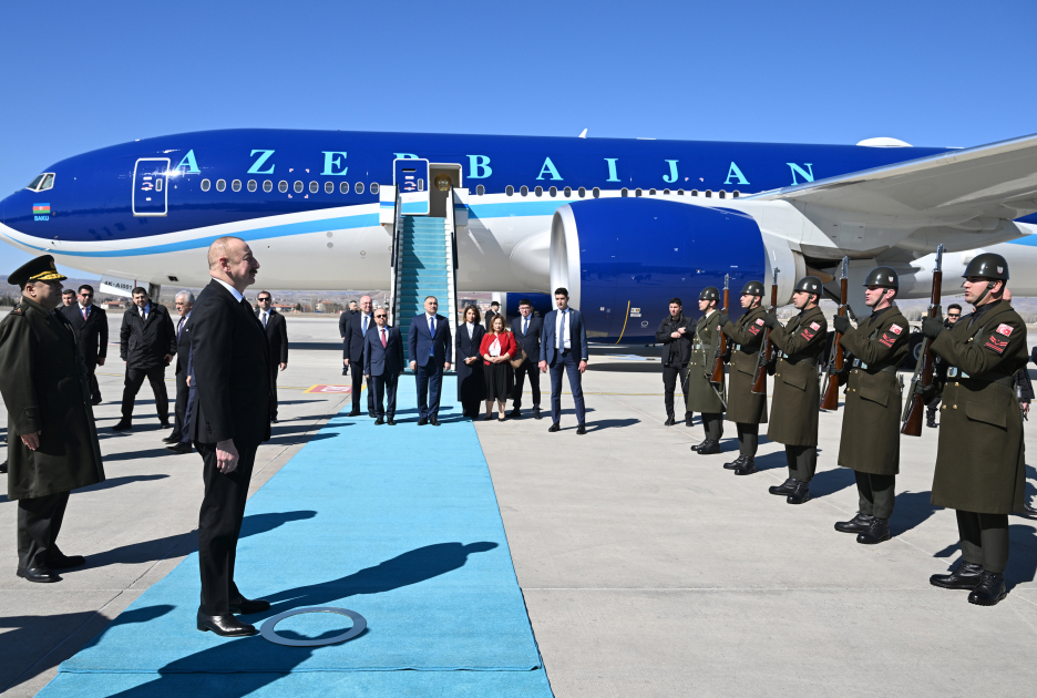 Президент Ильхам Алиев прибыл с рабочим визитом в Турцию (ФОТО)