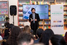 bp presents books of Azerbaijan’s contemporary literature representatives (PHOTO)