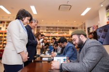 bp presents books of Azerbaijan’s contemporary literature representatives (PHOTO)