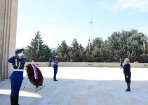 Председатель Совета Федерации Федерального Собрания России посетила Аллею шехидов в Баку (ФОТО)