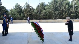 Председатель Совета Федерации Федерального Собрания России посетила Аллею шехидов в Баку (ФОТО)