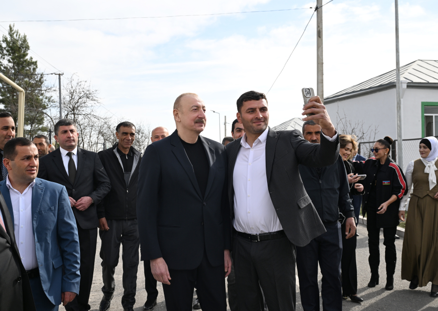 Президент Ильхам Алиев и Первая леди Мехрибан Алиева зажгли новрузовский костер вместе с жителями села Гасанриз Агдеринского района (ВИДЕО/ФОТО)