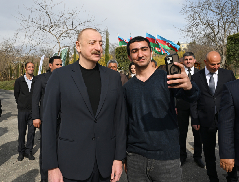 Президент Ильхам Алиев и Первая леди Мехрибан Алиева зажгли новрузовский костер вместе с жителями села Гасанриз Агдеринского района (ВИДЕО/ФОТО)