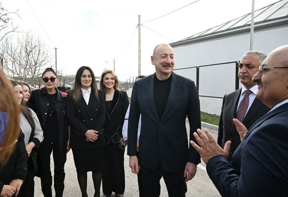 Президент Ильхам Алиев и Первая леди Мехрибан Алиева зажгли новрузовский костер вместе с жителями села Гасанриз Агдеринского района (ВИДЕО/ФОТО)