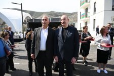 Президент Ильхам Алиев и Первая леди Мехрибан Алиева приняли участие в церемонии сдачи в эксплуатацию жилого комплекса в селе Суговушан (ВИДЕО/ФОТО)