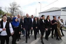 Президент Ильхам Алиев и Первая леди Мехрибан Алиева зажгли новрузовский костер вместе с жителями села Гасанриз Агдеринского района (ВИДЕО/ФОТО)