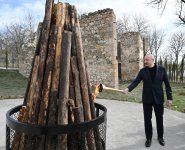 Президент Ильхам Алиев и Первая леди Мехрибан Алиева зажгли новрузовский костер вместе с жителями села Гасанриз Агдеринского района (ВИДЕО/ФОТО)