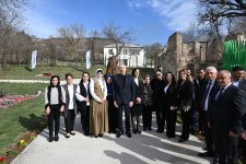 Президент Ильхам Алиев и Первая леди Мехрибан Алиева зажгли новрузовский костер вместе с жителями села Гасанриз Агдеринского района (ВИДЕО/ФОТО)