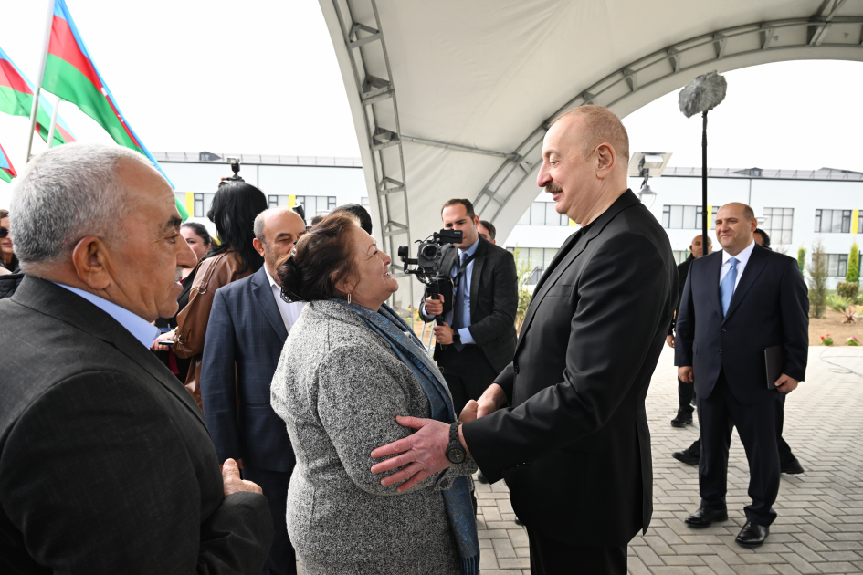 Искренняя беседа Президента Ильхама Алиева и Первой леди Мехрибан Алиевой с жителями Сарыджалы (ФОТО)