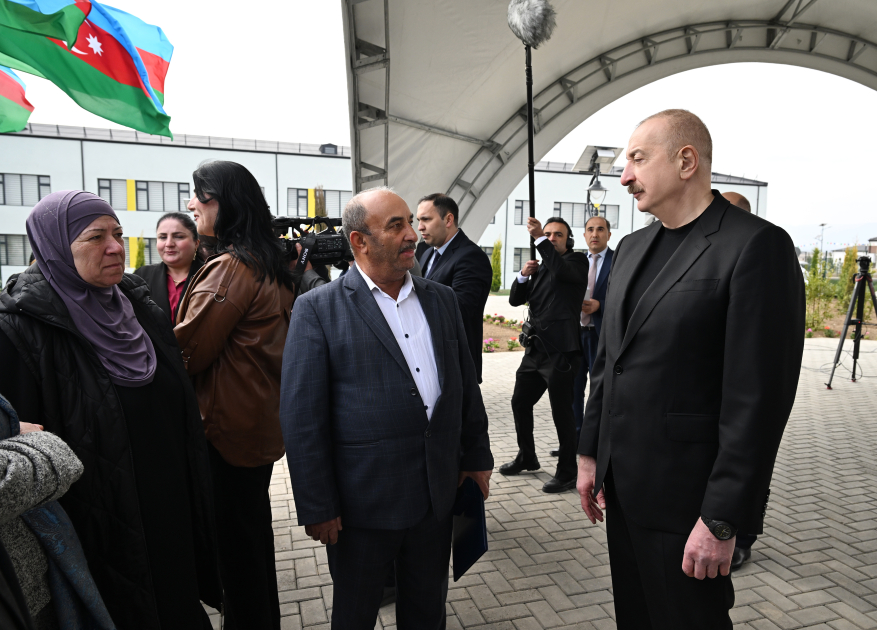 Искренняя беседа Президента Ильхама Алиева и Первой леди Мехрибан Алиевой с жителями Сарыджалы (ФОТО)