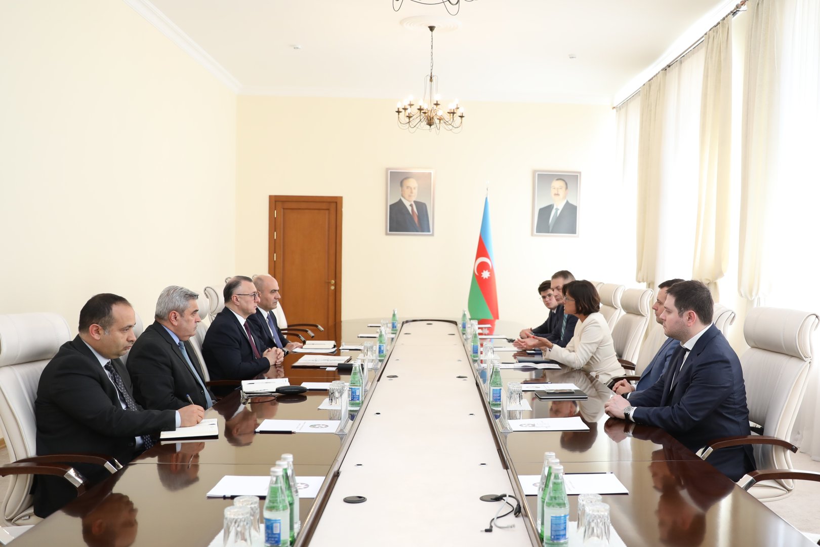 Azerbaijan holds meeting with US-based GE Healthcare (PHOTO)