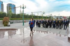 Спикер Милли Меджлиса Сахиба Гафарова побывала на площади Гейдара Алиева в Ташкенте (ФОТО)