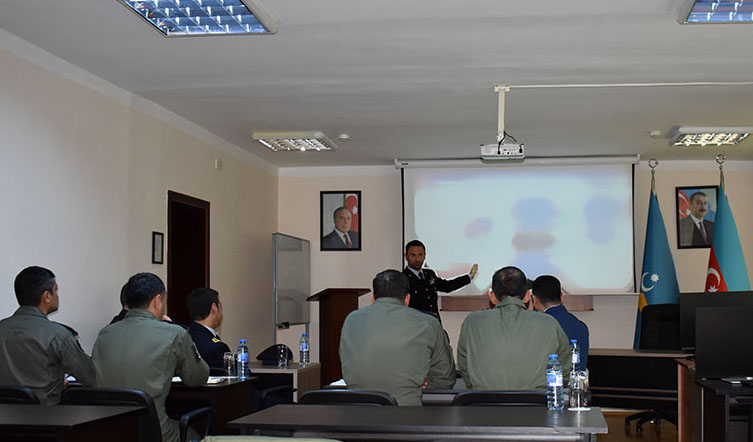Azerbaijani, Italian military pilots hold key expert meeting (PHOTO)