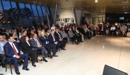 Что мы будем одевать в будущем? В Баку представлены ручные работы дизайнеров из Европы (ФОТО)