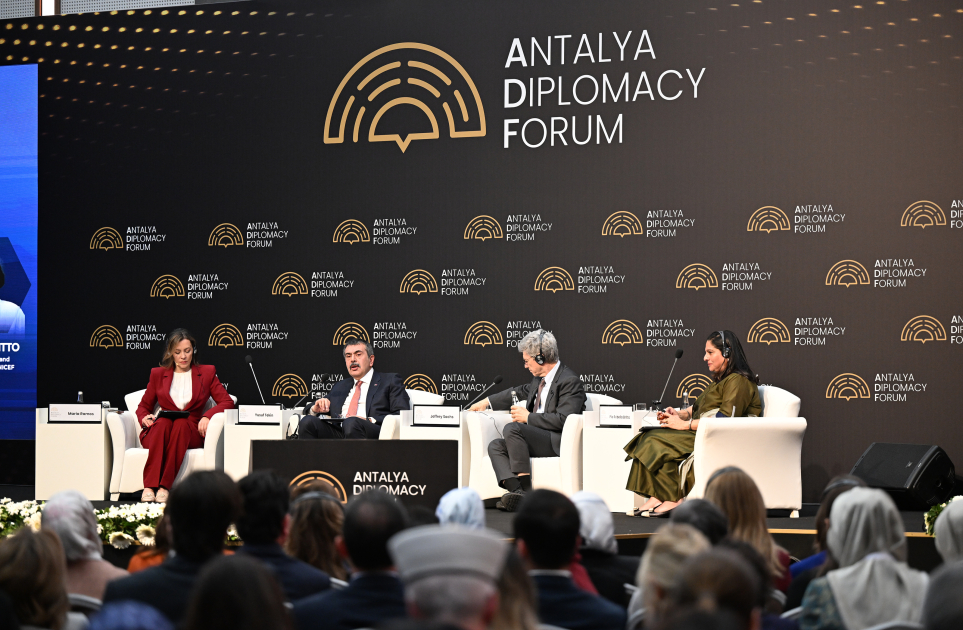 Первая леди Мехрибан Алиева приняла участие в панельном заседании Анталийского дипломатического форума (ФОТО/ВИДЕО)