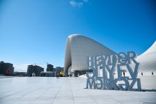 Прогулка по парку Центра Гейдара Алиева – любимое место отдыха и лицезрения красоты искусства (ФОТОРЕПОРТАЖ)