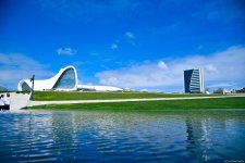 Прогулка по парку Центра Гейдара Алиева – любимое место отдыха и лицезрения красоты искусства (ФОТОРЕПОРТАЖ)