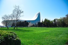 Прогулка по парку Центра Гейдара Алиева – любимое место отдыха и лицезрения красоты искусства (ФОТОРЕПОРТАЖ)