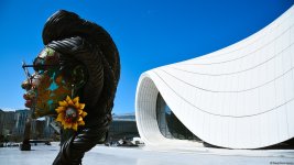 Прогулка по парку Центра Гейдара Алиева – любимое место отдыха и лицезрения красоты искусства (ФОТОРЕПОРТАЖ)