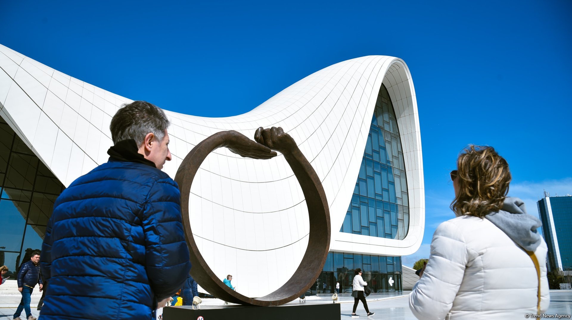 Прогулка по парку Центра Гейдара Алиева – любимое место отдыха и лицезрения красоты искусства (ФОТОРЕПОРТАЖ)