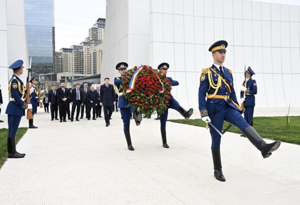 Официальный представитель Сената Румынии посетил Парк Победы в Баку (ФОТО)