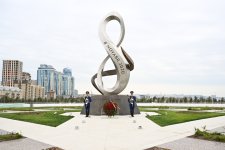 Официальный представитель Сената Румынии посетил Парк Победы в Баку (ФОТО)