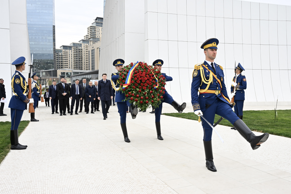 Официальный представитель Сената Румынии посетил Парк Победы в Баку (ФОТО)