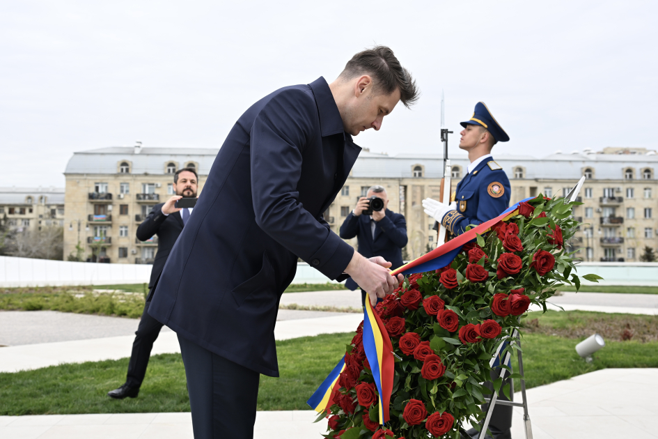 Официальный представитель Сената Румынии посетил Парк Победы в Баку (ФОТО)