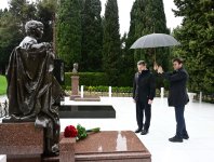 Президент Грузии посетил могилу великого лидера Гейдара Алиева на Аллее почетного захоронения (ФОТО)