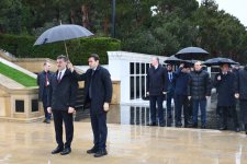 Президент Грузии Михеил Кавелашвили почтил память шехидов в Баку (ФОТО)