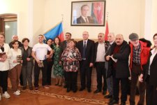 В Баку состоялась презентация книги Пюнхана Шукюра "Расскажи мне сказку Шахерезады" (ФОТО)