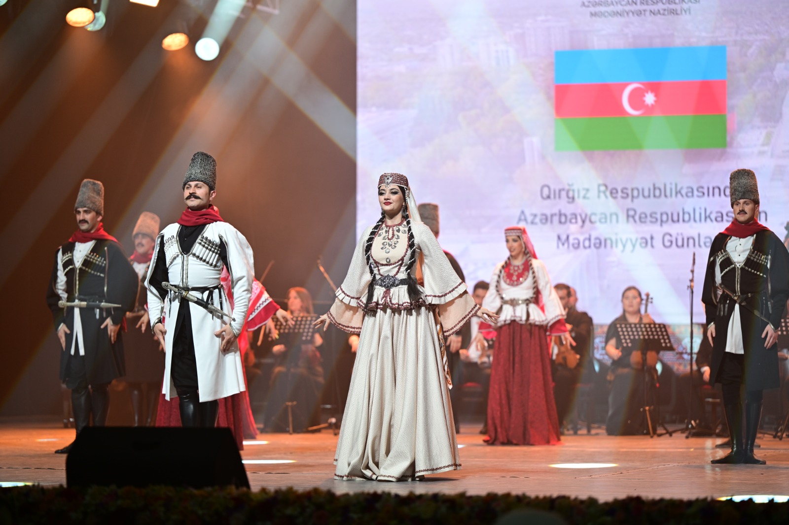 Торжество культуры Азербайджана в Кыргызстане: грандиозный гала-концерт, экспозиция работ эпохи Каджаров (ФОТО)