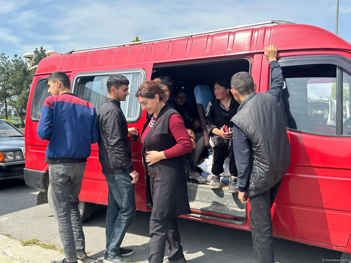 В село Гасанриз Агдеринского района отправлена очередная группа бывших вынужденных переселенцев (ФОТО)