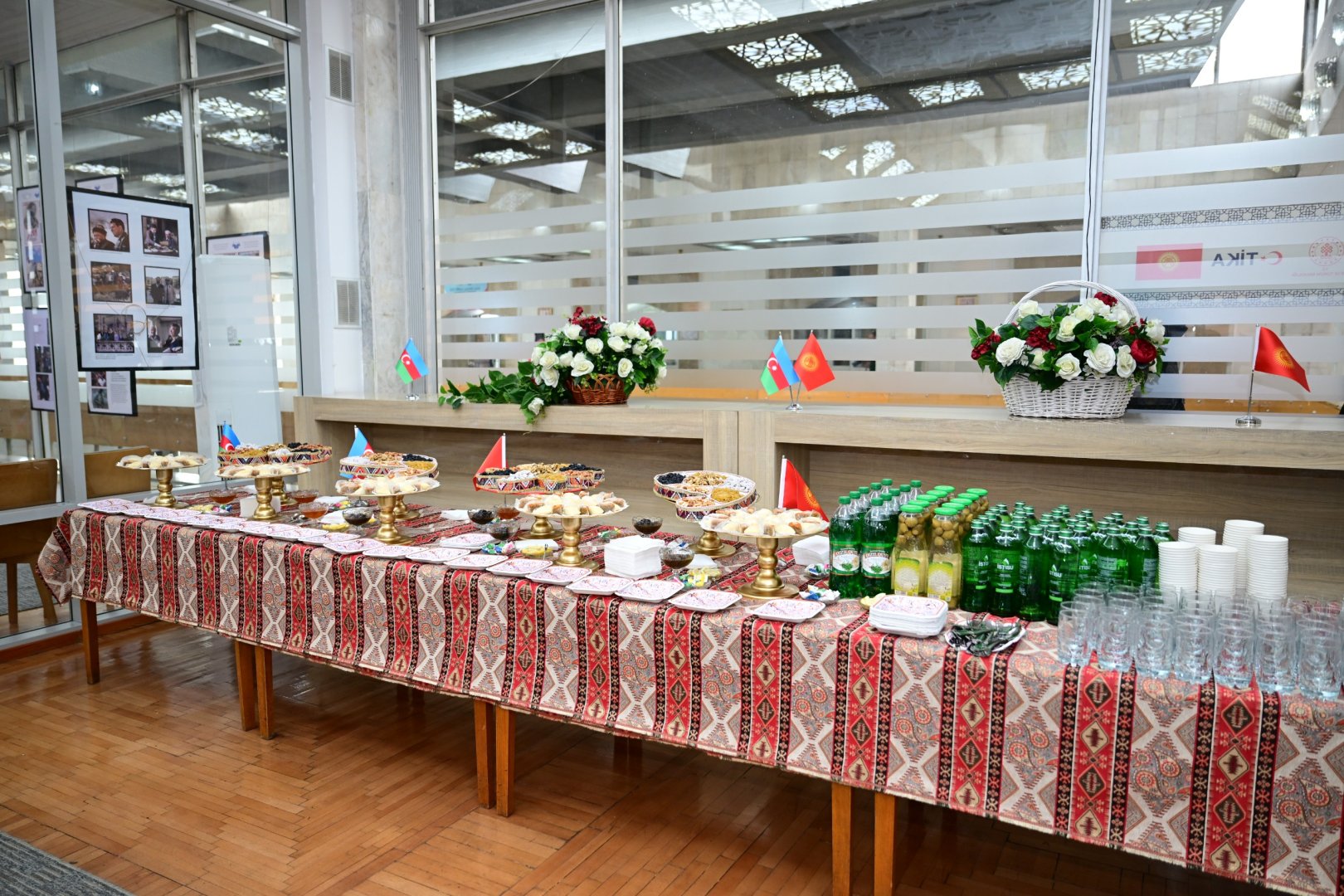 В Кыргызстане с большим успехом проходят Дни культуры Азербайджана – литература, искусство (ФОТО)
