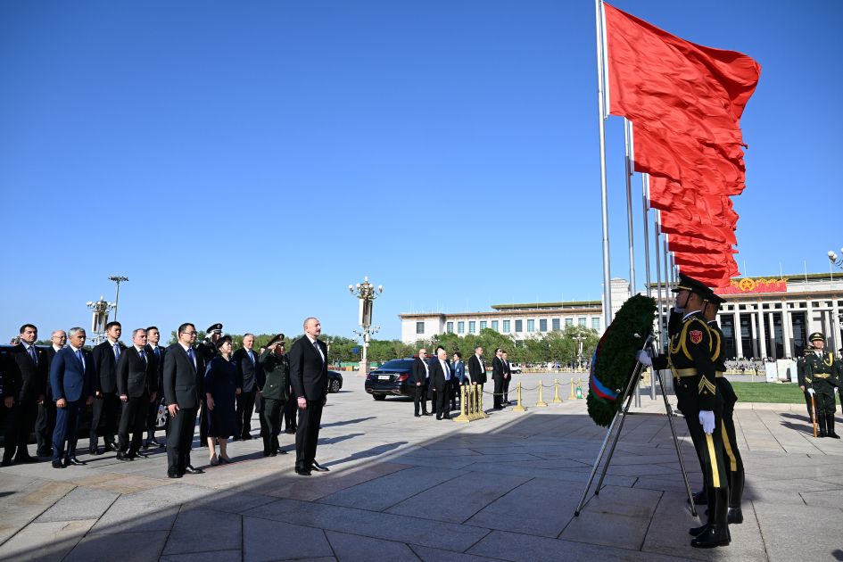 Президент Ильхам Алиев посетил Памятник народным героям в Пекине (ФОТО/ВИДЕО)