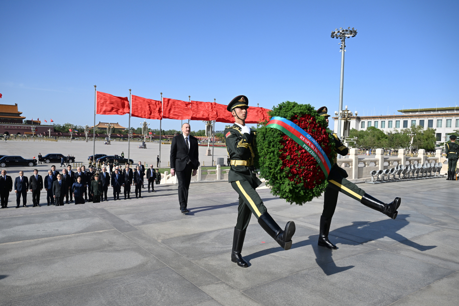 Президент Ильхам Алиев посетил Памятник народным героям в Пекине (ФОТО/ВИДЕО)