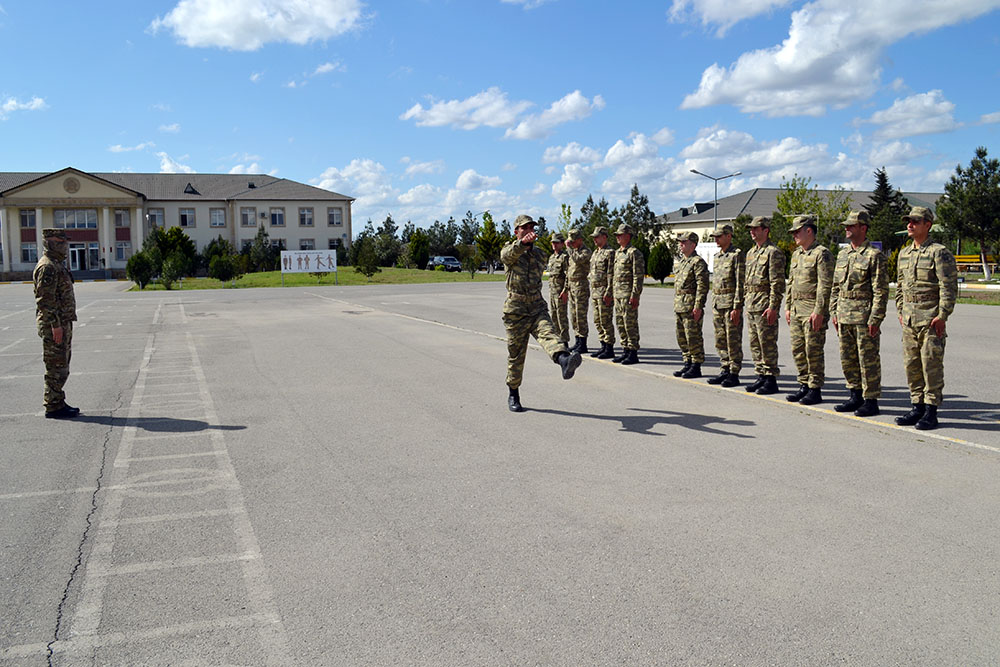 В Азербайджане на сборах с военнообязанными особое внимание уделяется практическим занятиям