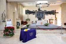 Президент Ильхам Алиев и Первая леди Мехрибан Алиева посетили церковь Пресвятой Девы Марии в Баку, выразили соболезнования в связи с кончиной Папы Римского Франциска (ФОТО/ВИДЕО)