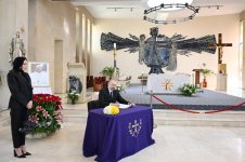 Президент Ильхам Алиев и Первая леди Мехрибан Алиева посетили церковь Пресвятой Девы Марии в Баку, выразили соболезнования в связи с кончиной Папы Римского Франциска (ФОТО/ВИДЕО)